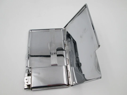 Polo cigarette case with petrol lighter. Silver plated metal. Rhombus and waves motifs