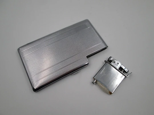 Polo cigarette case with petrol lighter. Silver plated metal. Rhombus and waves motifs