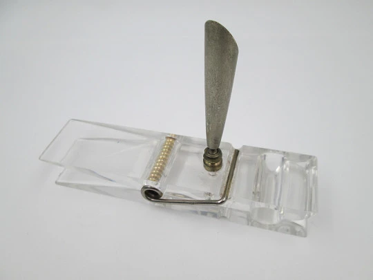 Portaplumas de escritorio. Plástico transparente y metal. Pinza sujetapapeles