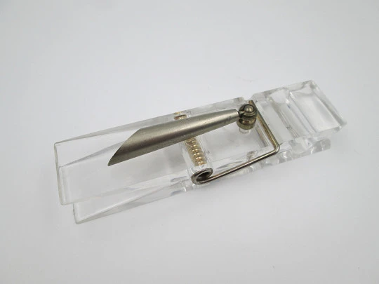 Portaplumas de escritorio. Plástico transparente y metal. Pinza sujetapapeles