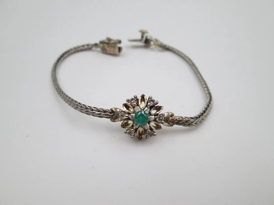 Pulsera de pedida. Plata y vermeil. Roseta zafiros blancos y gema verde. Cierre pestaña