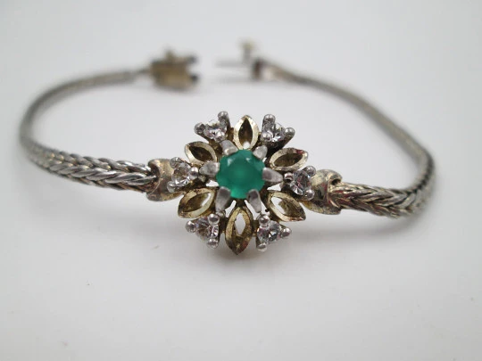 Pulsera de pedida. Plata y vermeil. Roseta zafiros blancos y gema verde. Cierre pestaña