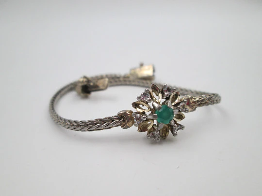 Pulsera de pedida. Plata y vermeil. Roseta zafiros blancos y gema verde. Cierre pestaña