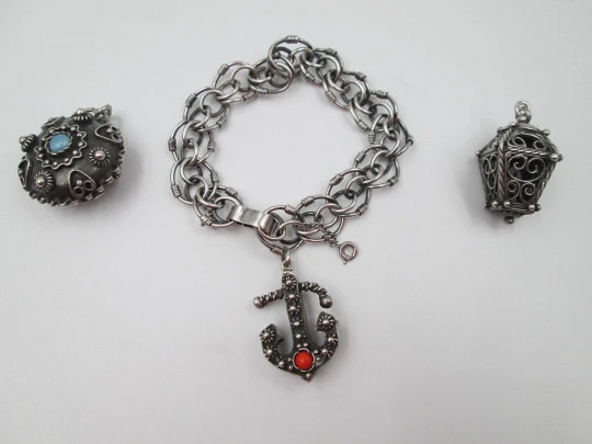 Pulsera mujer ancla. Plata de ley. Eslabones de aros. Colgantes farol y esfera plana. 1980