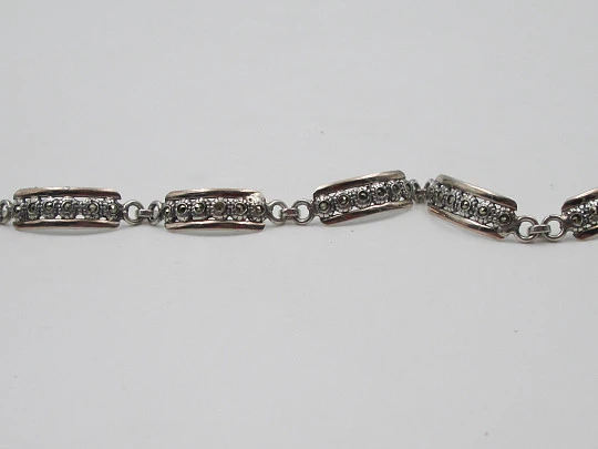 Pulsera mujer. Plata de ley y detalles oro. Flores de marquesitas. Cierre aro. Europa