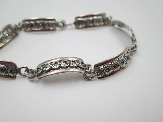 Pulsera mujer. Plata de ley y detalles oro. Flores de marquesitas. Cierre aro. Europa