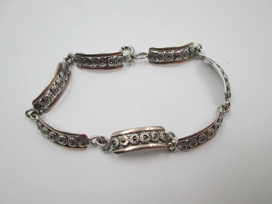 Pulsera mujer. Plata de ley y detalles oro. Flores de marquesitas. Cierre aro. Europa