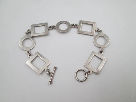 Pulsera para mujer en plata de ley 925. Motivos círculos y cuadrados. Cierre de aro y barra