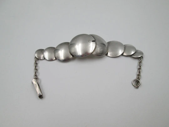 Pulsera para mujer en plata de ley. Patrón decorativo círculos. Cierre gancho. 1980