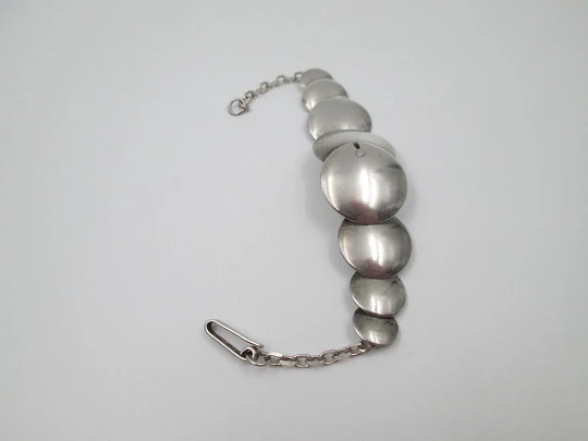 Pulsera para mujer en plata de ley. Patrón decorativo círculos. Cierre gancho. 1980