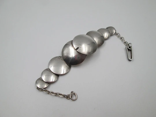 Pulsera para mujer en plata de ley. Patrón decorativo círculos. Cierre gancho. 1980