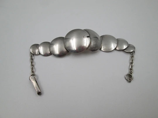 Pulsera para mujer en plata de ley. Patrón decorativo círculos. Cierre gancho. 1980