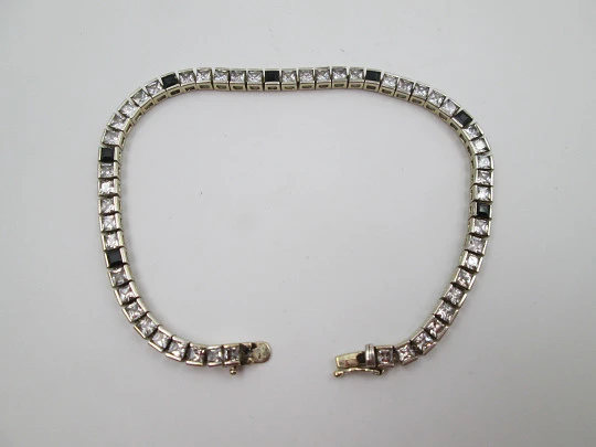 Pulsera Riviere. Plata de ley y vermeil. Zafiros blancos y gemas azules. Cierre pestaña. 1980