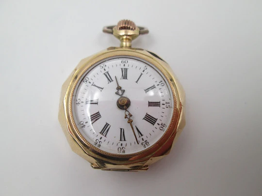 Reloj bolsillo decagonal oro amarillo 14k. Dial porcelana. Remontoir. Motivos florales. 1890
