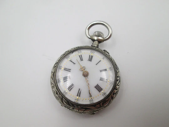 Reloj bolsillo metal plateado. Esfera porcelana. Remontoir con pulsador. Querubines. 1890