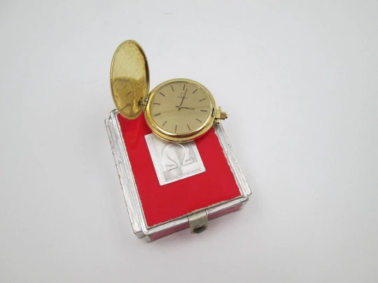 Reloj bolsillo Omega. Metal chapado oro. Cuerda manual. Esfera dorada. Suiza. 1970