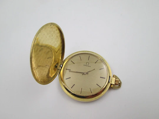 Reloj bolsillo Omega. Metal chapado oro. Cuerda manual. Esfera dorada. Suiza. 1970