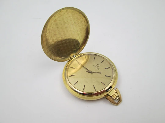 Reloj bolsillo Omega. Metal chapado oro. Cuerda manual. Esfera dorada. Suiza. 1970