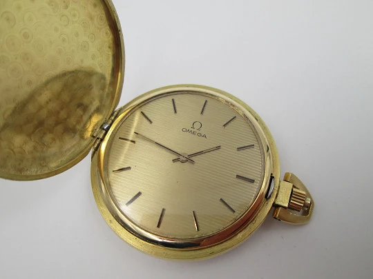 Reloj bolsillo Omega. Metal chapado oro. Cuerda manual. Esfera dorada. Suiza. 1970