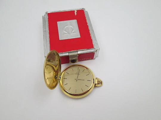 Reloj bolsillo Omega. Metal chapado oro. Cuerda manual. Esfera dorada. Suiza. 1970