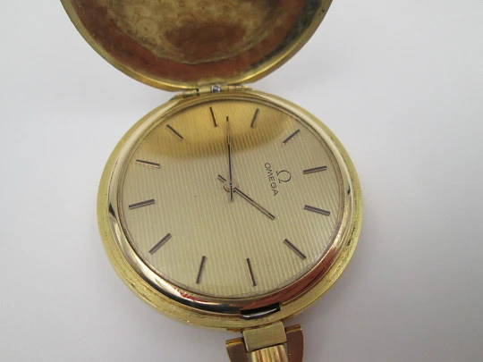 Reloj bolsillo Omega. Metal chapado oro. Cuerda manual. Esfera dorada. Suiza. 1970