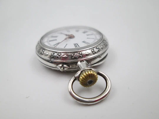 Reloj bolsillo plata ley. Esfera porcelana. Remontoir con pulsador. Motivos florales. 1890