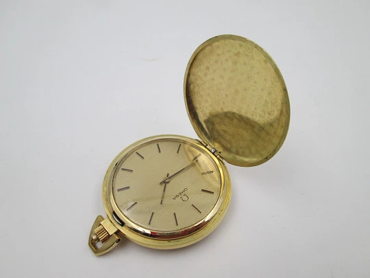 Reloj colgante Omega. Metal chapado oro. Cuerda manual. Esfera dorada. Suiza. 1970