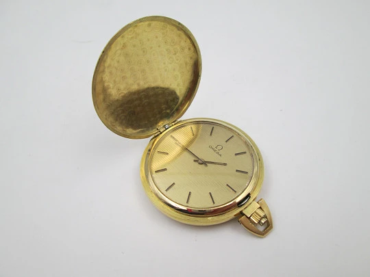 Reloj colgante Omega. Metal chapado oro. Cuerda manual. Esfera dorada. Suiza. 1970