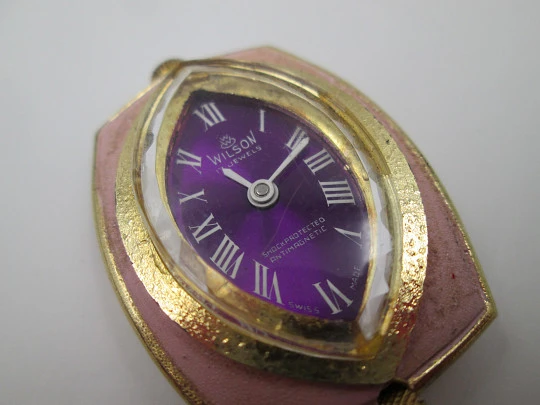 Reloj colgante Wilson. Metal dorado y esmalte. Esfera morada. Cuerda. Suiza. 1970