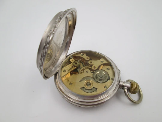 Reloj de bolsillo saboneta. Plata ley. Tapas decoradas. Remontoir con pulsador. 1900