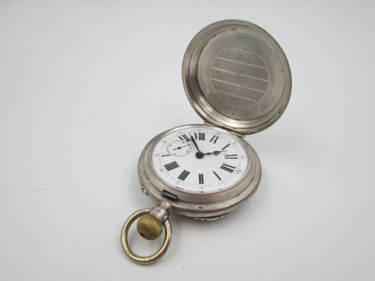 Reloj de bolsillo saboneta. Plata ley. Tapas decoradas. Remontoir con pulsador. 1900