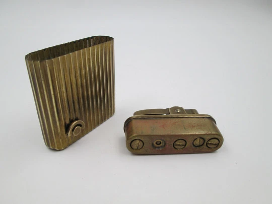 Royal Crown musical petrol pocket lighter. Gold plated metal. Ribbed pattern. Japan