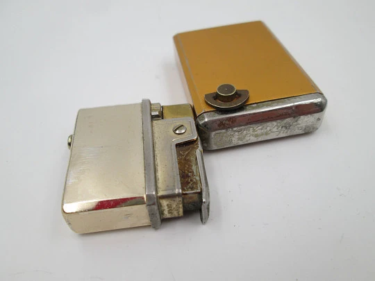 Royal musical butane pocket lighter. Bitone metal. Geometric motifs. Japan. 1960's