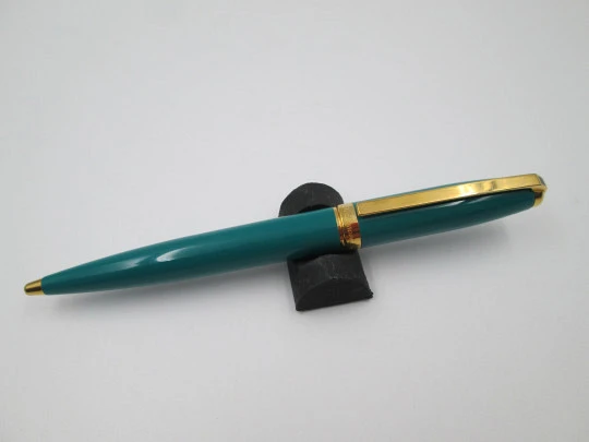 S.T. Dupont Fidelio ballpoint pen. Green lacquer & gold plated. Twist system. France