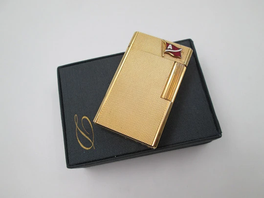 S.T. Dupont gas lighter. 20 microns gold plated. Box & warranty. France. 1990's