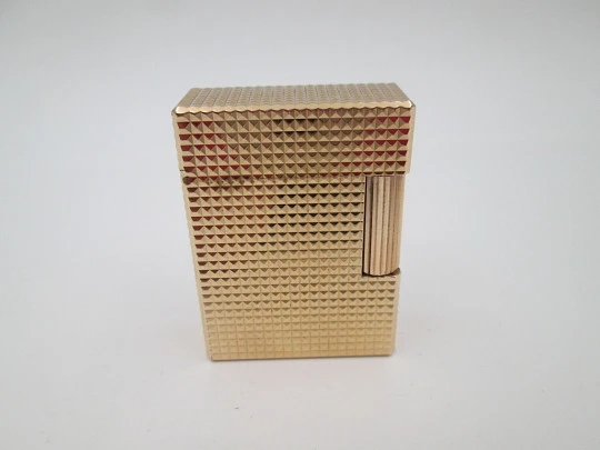 S.T. Dupont gas lighter. Gold plated metal. Diamond pattern. Original box. France. 1990's