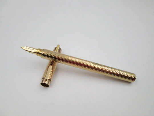 S.T. Dupont París Classique fountain pen. Gold plated. 18k nib. Linear pattern. France. 1990's