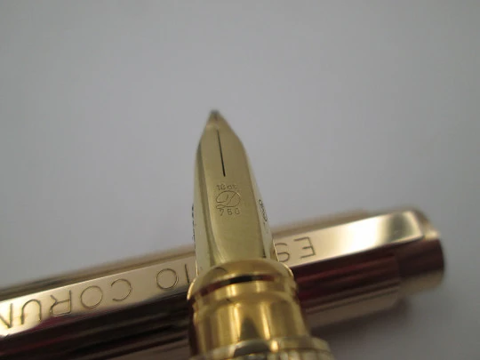 S.T. Dupont París Classique fountain pen. Gold plated. 18k nib. Linear pattern. France. 1990's