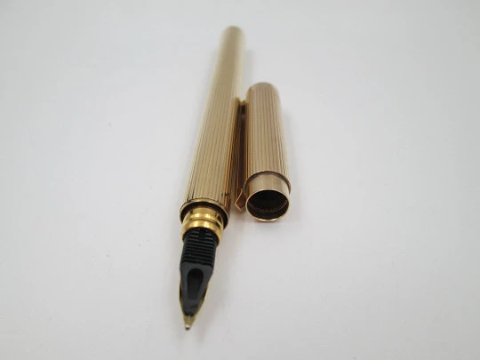 S.T. Dupont París Classique fountain pen. Gold plated. 18k nib. Linear pattern. France. 1990's