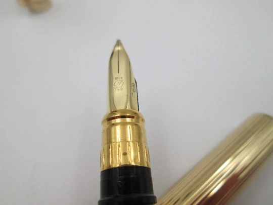 S.T. Dupont París Classique fountain pen. Gold plated. 18k nib. Linear pattern. France. 1990's