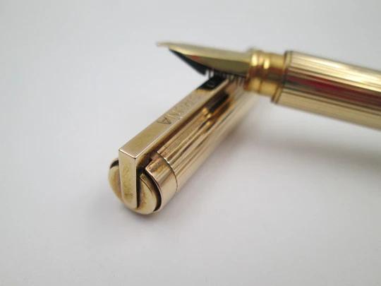 S.T. Dupont París Classique fountain pen. Gold plated. 18k nib. Linear pattern. France. 1990's