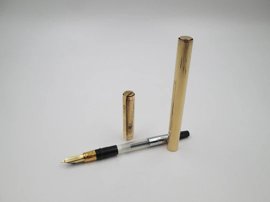 S.T. Dupont París Classique fountain pen. Gold plated. 18k nib. Linear pattern. France. 1990's