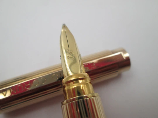 S.T. Dupont París Classique fountain pen. Gold plated. 18k nib. Linear pattern. France. 1990's