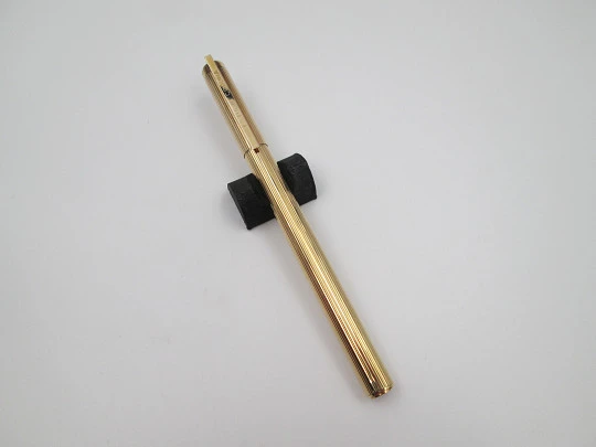 S.T. Dupont París Classique fountain pen. Gold plated. 18k nib. Linear pattern. France. 1990's