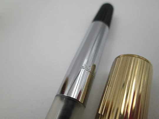 S.T. Dupont París Classique fountain pen. Gold plated. 18k nib. Linear pattern. France. 1990's