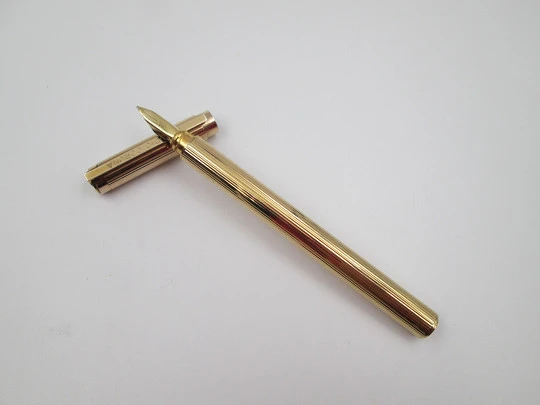 S.T. Dupont París Classique fountain pen. Gold plated. 18k nib. Linear pattern. France. 1990's