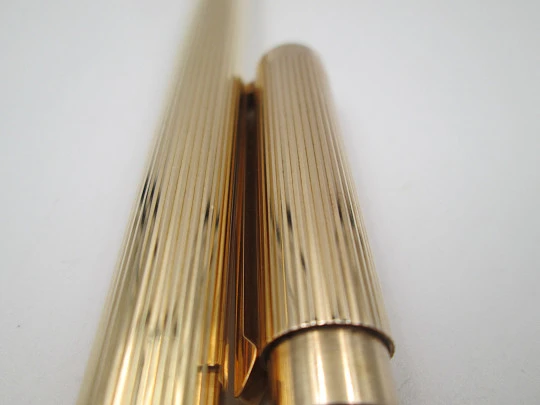 S.T. Dupont París Classique fountain pen. Gold plated. 18k nib. Linear pattern. France. 1990's