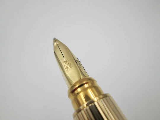 S.T. Dupont París Classique fountain pen. Gold plated. 18k nib. Linear pattern. France. 1990's