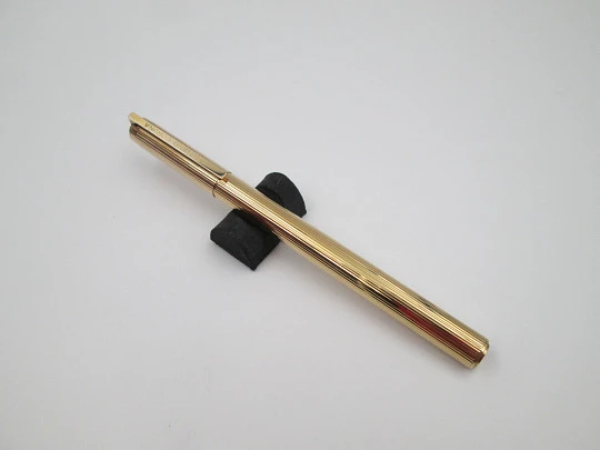 S.T. Dupont París Classique fountain pen. Gold plated. 18k nib. Linear pattern. France. 1990's