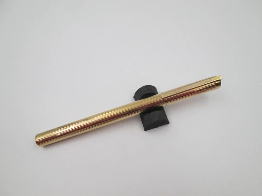 S.T. Dupont París Classique fountain pen. Gold plated. 18k nib. Linear pattern. France. 1990's